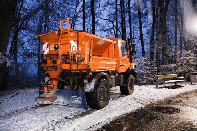 Update: Streufahrzeug in Bach gestürzt - Öl läuft aus - Feuerwehr vor Ort