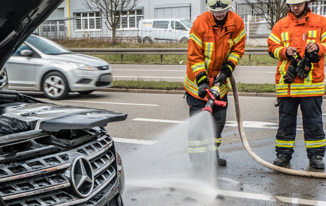 Einsatz wegen Autobrand - Bild 13_0