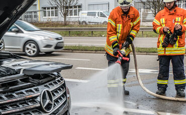 Einsatz wegen Autobrand - Bild 13_0
