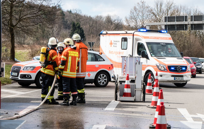 Einsatz wegen Autobrand - Bild 03_10