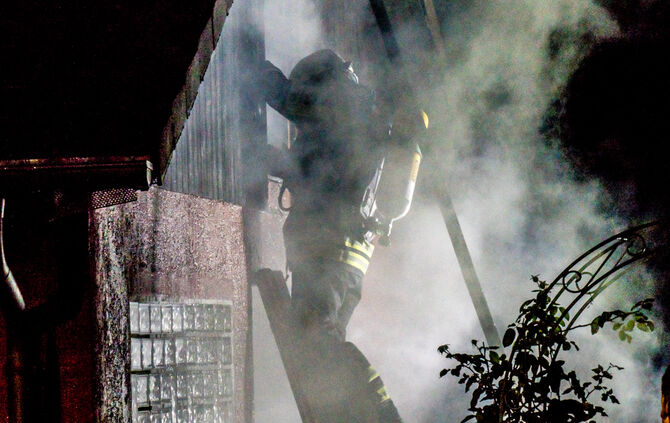 Feuerwehr löscht Garagenbrand_1