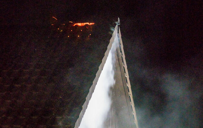 Feuerwehr löscht Garagenbrand_2