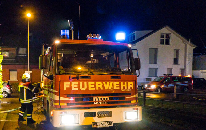 Feuerwehr löscht Garagenbrand_3