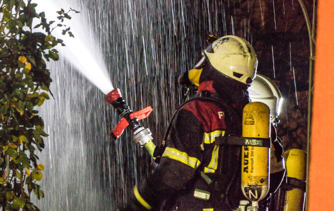 Feuerwehr löscht Garagenbrand_4