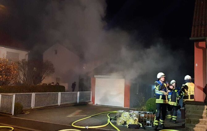 Feuerwehr löscht Garagenbrand_5