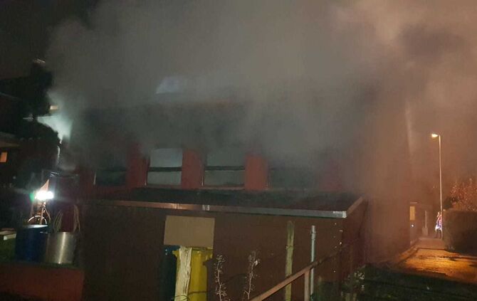 Feuerwehr löscht Garagenbrand_6