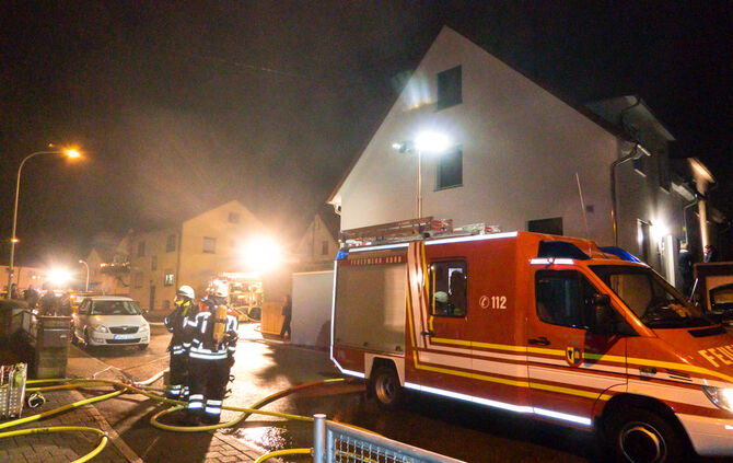 Feuerwehr löscht Garagenbrand_9