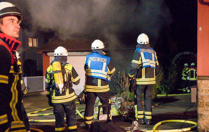 Feuerwehr löscht Garagenbrand_10