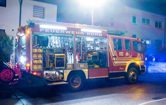 Feuerwehr löscht Garagenbrand_11