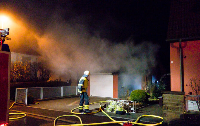 Feuerwehr löscht Garagenbrand_13