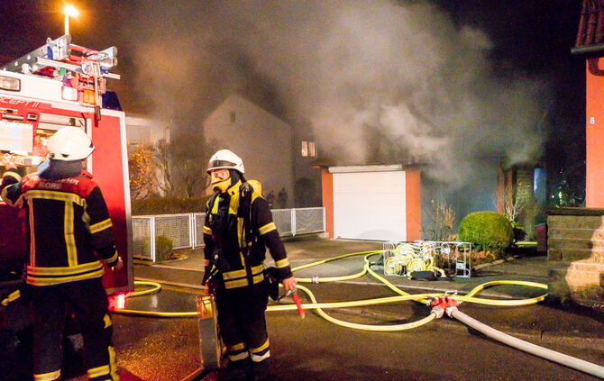 Feuerwehr löscht Garagenbrand_15