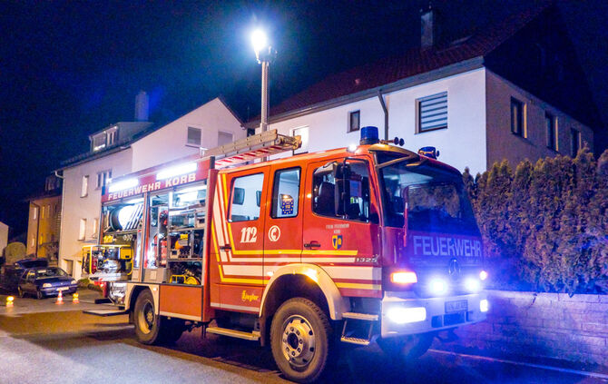 Feuerwehr löscht Garagenbrand_16