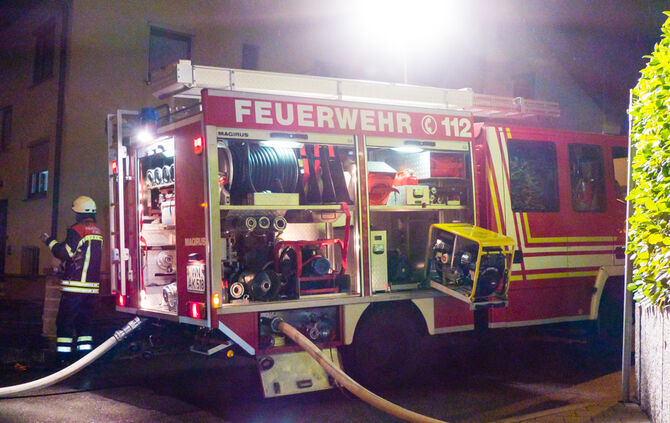 Feuerwehr löscht Garagenbrand_18