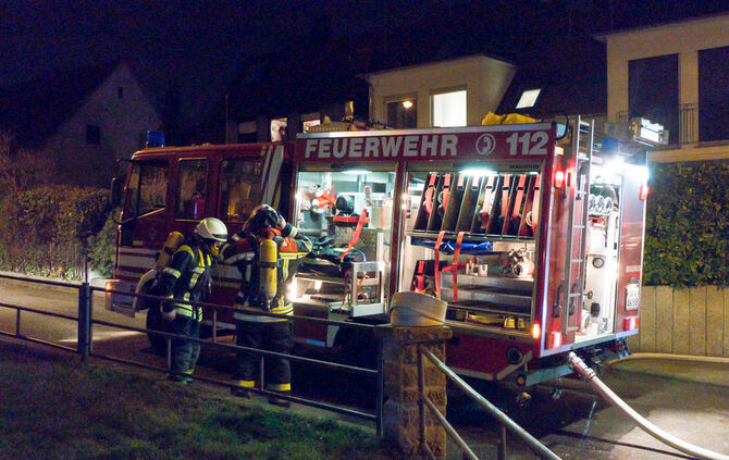 Feuerwehr löscht Garagenbrand_19