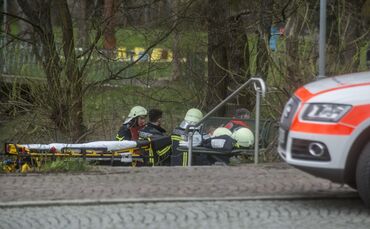 Offenbar im Wasser treibenden Rollstuhlfahrer geborgen - Feuerwehr versuchte noch zu Reanimieren_0