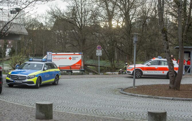 Offenbar im Wasser treibenden Rollstuhlfahrer geborgen - Feuerwehr versuchte noch zu Reanimieren_1