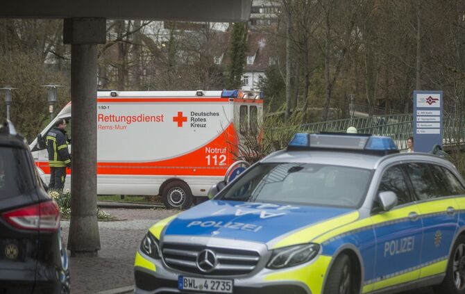Offenbar im Wasser treibenden Rollstuhlfahrer geborgen - Feuerwehr versuchte noch zu Reanimieren_2