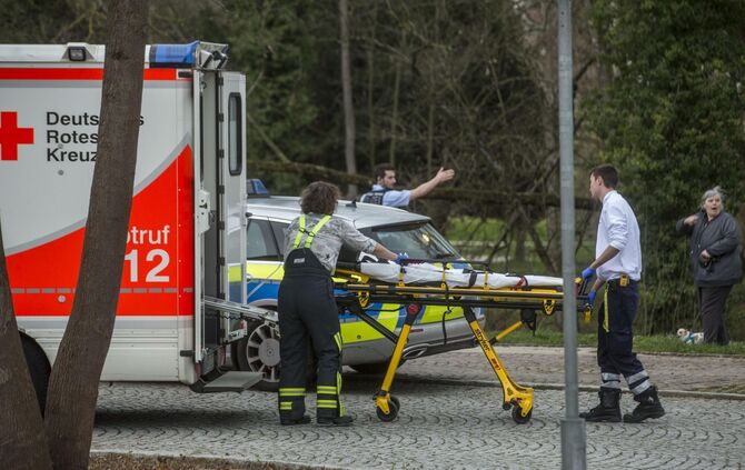 Offenbar im Wasser treibenden Rollstuhlfahrer geborgen - Feuerwehr versuchte noch zu Reanimieren_4