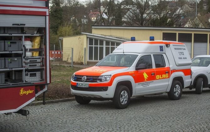 Offenbar im Wasser treibenden Rollstuhlfahrer geborgen - Feuerwehr versuchte noch zu Reanimieren_5