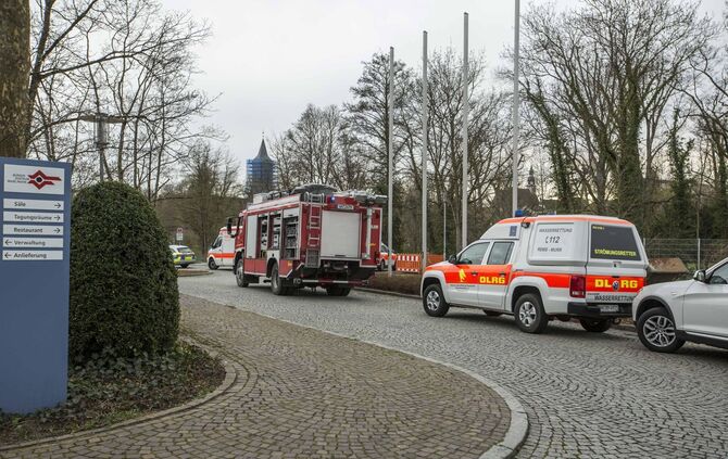 Offenbar im Wasser treibenden Rollstuhlfahrer geborgen - Feuerwehr versuchte noch zu Reanimieren_6