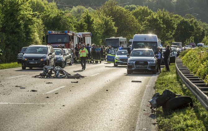 TÃ¶dlicher Horrorcrash auf B29: BMW kommt von Fahrbahn ab, kracht gegen Baum und Ã¼berschlÃ¤gt sich - 4 Verletzte und ein Toter_0