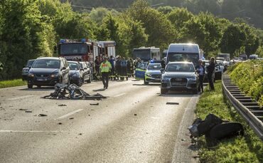 TÃ¶dlicher Horrorcrash auf B29: BMW kommt von Fahrbahn ab, kracht gegen Baum und Ã¼berschlÃ¤gt sich - 4 Verletzte und ein Toter_0