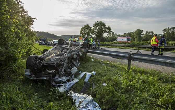 TÃ¶dlicher Horrorcrash auf B29: BMW kommt von Fahrbahn ab, kracht gegen Baum und Ã¼berschlÃ¤gt sich - 4 Verletzte und ein Toter_1