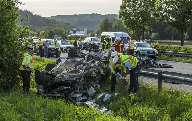 TÃ¶dlicher Horrorcrash auf B29: BMW kommt von Fahrbahn ab, kracht gegen Baum und Ã¼berschlÃ¤gt sich - 4 Verletzte und ein Toter_3