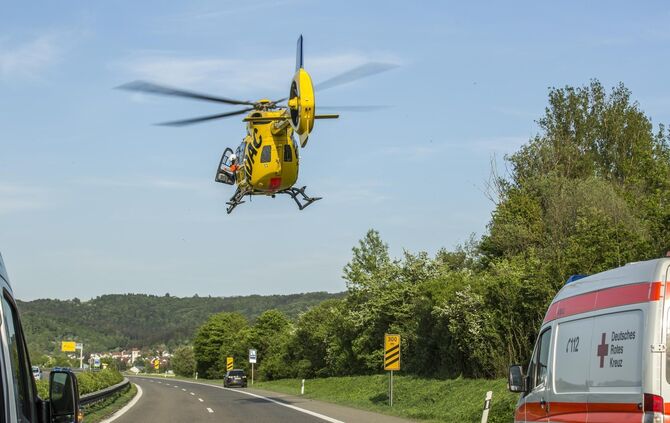 TÃ¶dlicher Horrorcrash auf B29: BMW kommt von Fahrbahn ab, kracht gegen Baum und Ã¼berschlÃ¤gt sich - 4 Verletzte und ein Toter_4