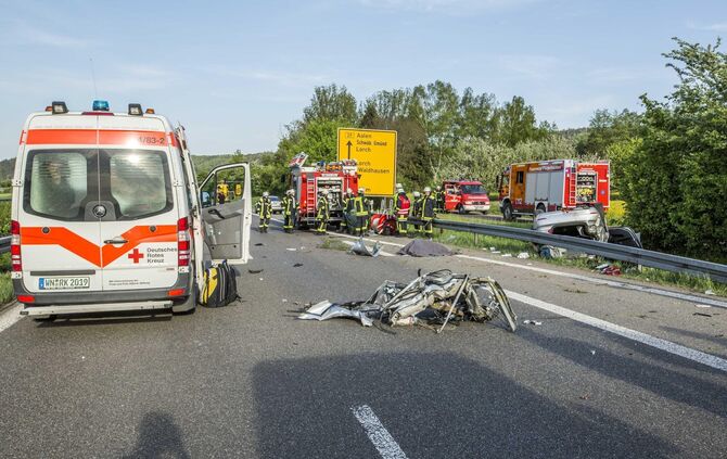 TÃ¶dlicher Horrorcrash auf B29: BMW kommt von Fahrbahn ab, kracht gegen Baum und Ã¼berschlÃ¤gt sich - 4 Verletzte und ein Toter_5