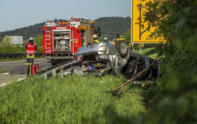 TÃ¶dlicher Horrorcrash auf B29: BMW kommt von Fahrbahn ab, kracht gegen Baum und Ã¼berschlÃ¤gt sich - 4 Verletzte und ein Toter_6