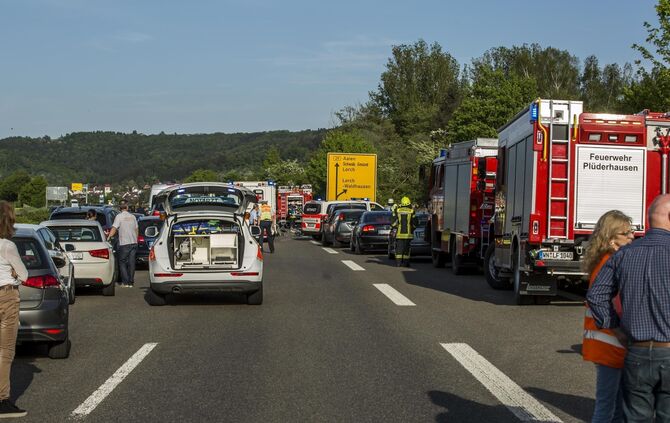 TÃ¶dlicher Horrorcrash auf B29: BMW kommt von Fahrbahn ab, kracht gegen Baum und Ã¼berschlÃ¤gt sich - 4 Verletzte und ein Toter_7
