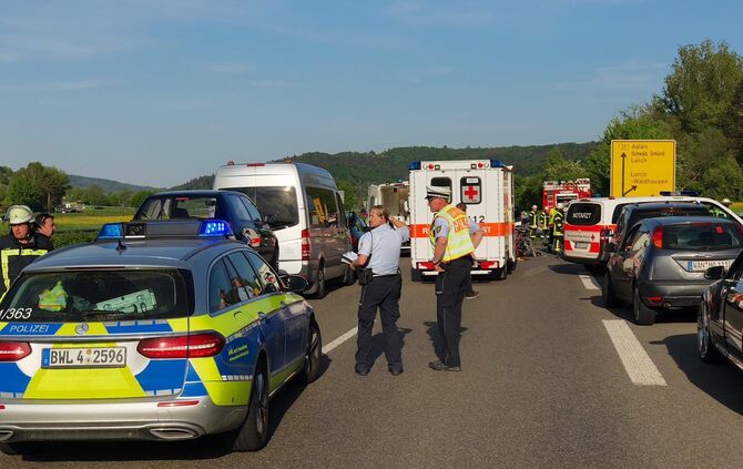Pkw Ã¼berschlÃ¤gt sich auf B29, Vollsperrung, eine Person tÃ¶dlich verletzt_8