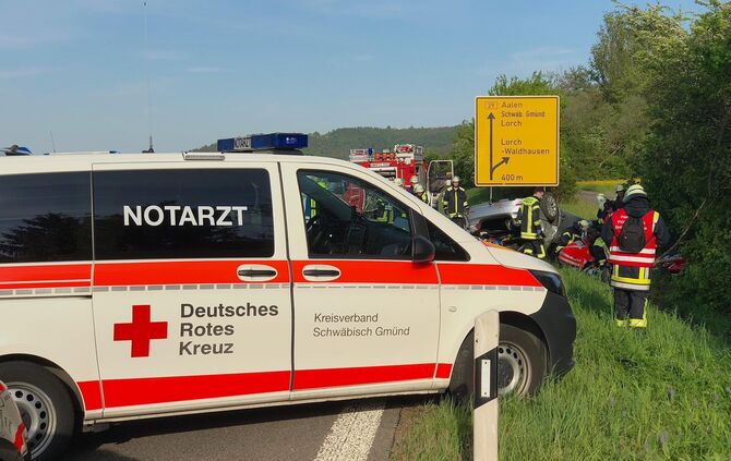Pkw Ã¼berschlÃ¤gt sich auf B29, Vollsperrung, eine Person tÃ¶dlich verletzt_9