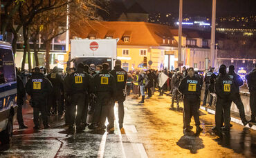 Corona Silvester Demos in Stuttgart führt zu Sperrungen und Menschenmassen
