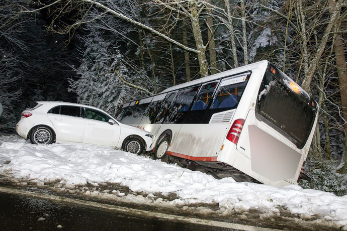 Unfall wegen Schneeglaette: Linienbus rutscht in Graben, Pkw hinterher, L1120, Kaisersbach, 08.01.2021.
