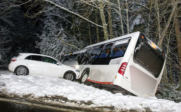 Unfall wegen Schneeglaette: Linienbus rutscht in Graben, Pkw hinterher, L1120, Kaisersbach, 08.01.2021.