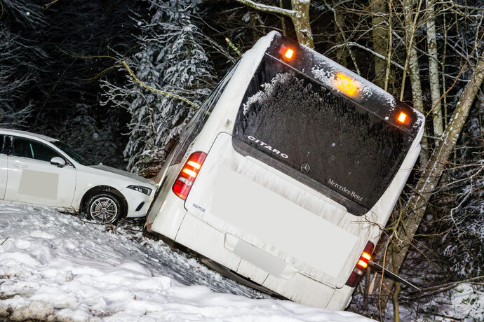 Unfall wegen Schneeglaette: Linienbus rutscht in Graben, Pkw hinterher, L1120, Kaisersbach, 08.01.2021.
