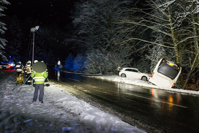 Unfall wegen Schneeglaette: Linienbus rutscht in Graben, Pkw hinterher, L1120, Kaisersbach, 08.01.2021.