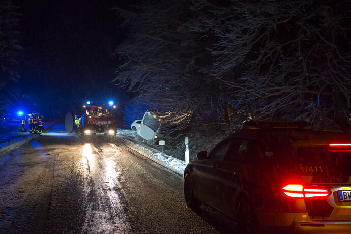 Unfall wegen Schneeglaette: Linienbus rutscht in Graben, Pkw hinterher, L1120, Kaisersbach, 08.01.2021.