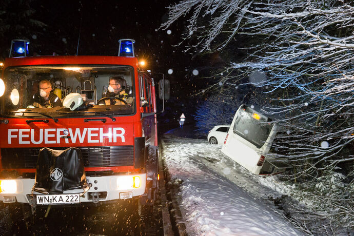 Unfall wegen Schneeglaette: Linienbus rutscht in Graben, Pkw hinterher, L1120, Kaisersbach, 08.01.2021.