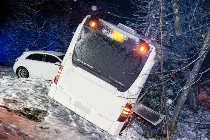 Unfall wegen Schneeglaette: Linienbus rutscht in Graben, Pkw hinterher, L1120, Kaisersbach, 08.01.2021.