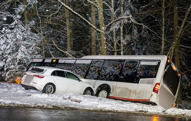 Unfall wegen Schneeglaette: Linienbus rutscht in Graben, Pkw hinterher, L1120, Kaisersbach, 08.01.2021.