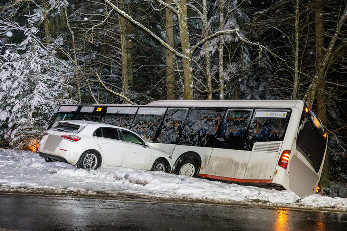 Unfall wegen Schneeglaette: Linienbus rutscht in Graben, Pkw hinterher, L1120, Kaisersbach, 08.01.2021.