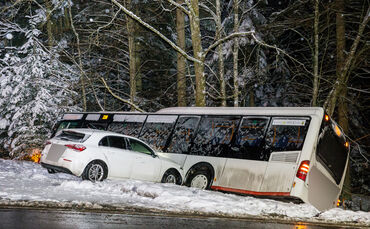Unfall wegen Schneeglaette: Linienbus rutscht in Graben, Pkw hinterher, L1120, Kaisersbach, 08.01.2021.