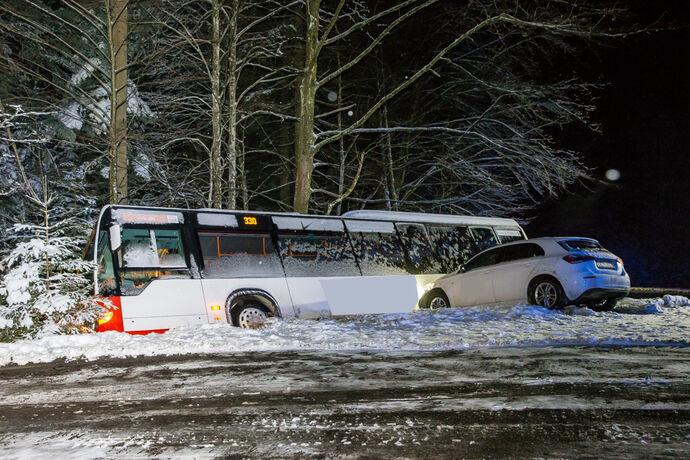 Unfall wegen Schneeglaette: Linienbus rutscht in Graben, Pkw hinterher, L1120, Kaisersbach, 08.01.2021.