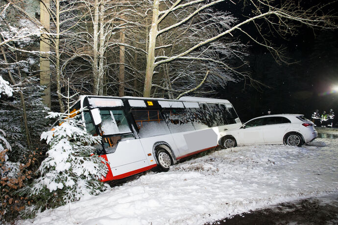 Unfall wegen Schneeglaette: Linienbus rutscht in Graben, Pkw hinterher, L1120, Kaisersbach, 08.01.2021.