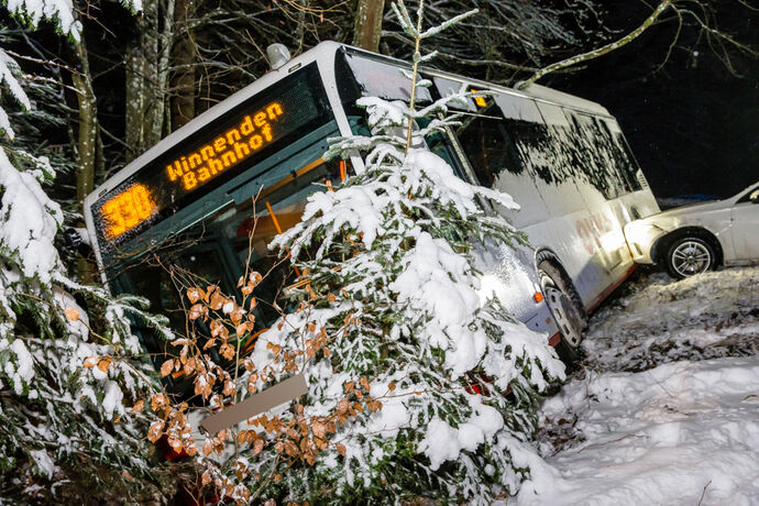 Unfall wegen Schneeglaette: Linienbus rutscht in Graben, Pkw hinterher, L1120, Kaisersbach, 08.01.2021.