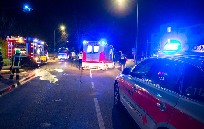 Kleintransporter prallt gegen Baum - Bild 11_12