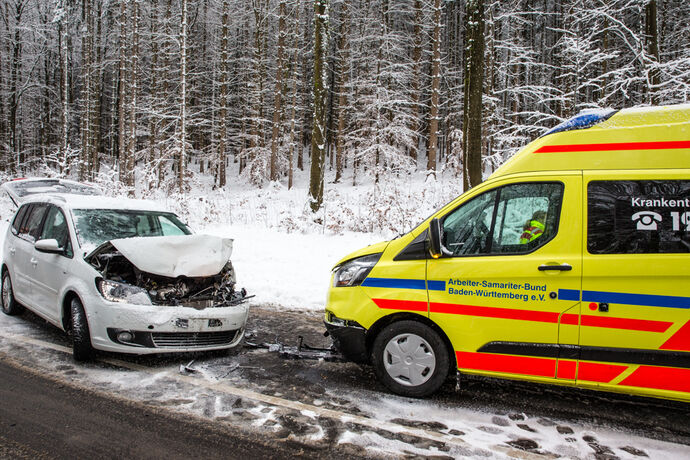 Unfall wegen Schneeglaette: Pkw gegen Krankenwagen, weitere Pkw beteiligt, L1120, Berglen, 08.01.2021.